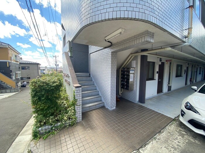 物件外観写真6　(エントランス部分)