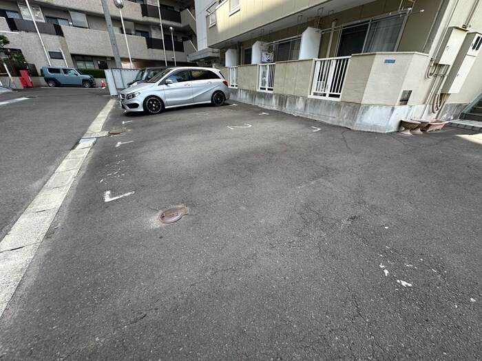 物件外観写真4　(駐車場)