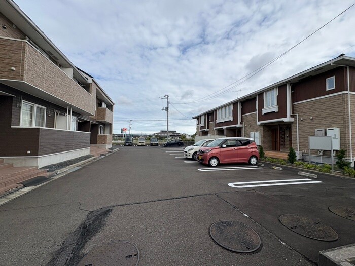 物件外観写真3　(駐車場)