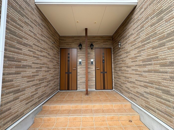 物件外観写真3　(エントランス部分)