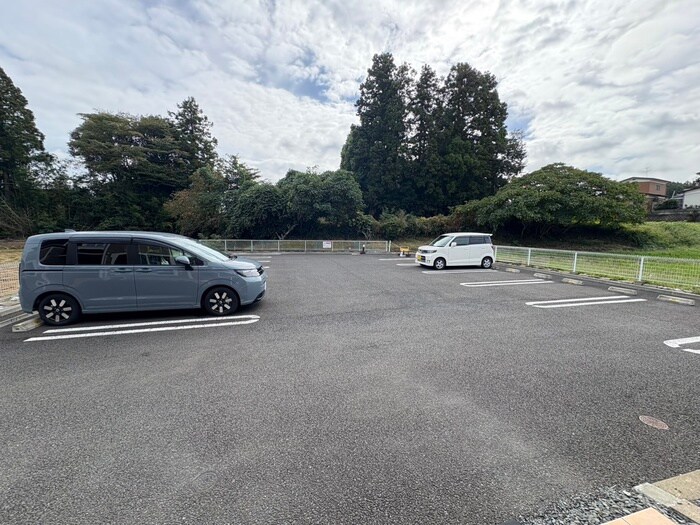 物件外観写真4　(駐車場)