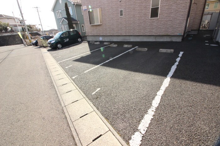 物件外観写真3　(駐車場)