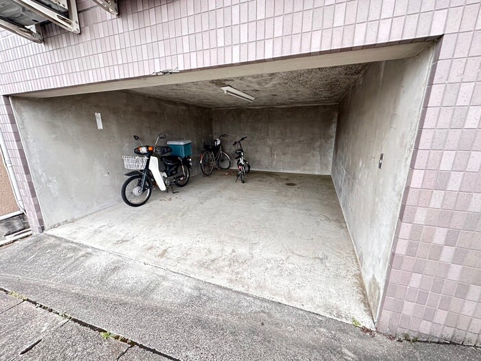 物件外観写真4　(駐輪場)