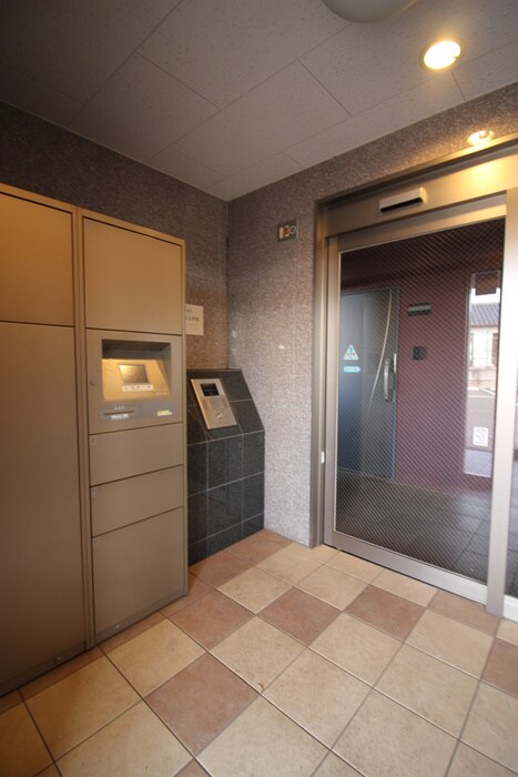 物件外観写真5　(エントランス部分)