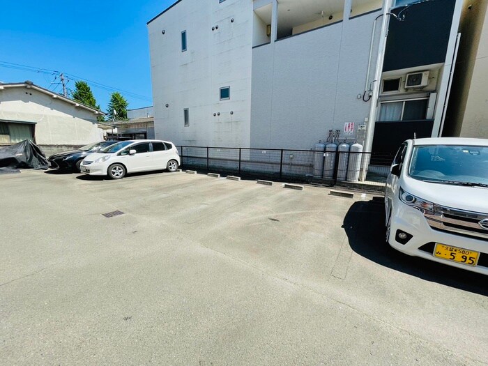 物件外観写真5　(駐車場)