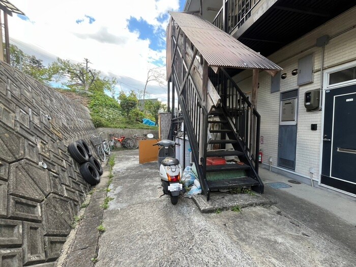 物件外観写真6　(エントランス部分)