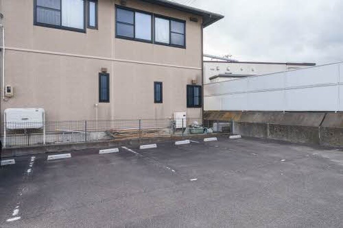 物件外観写真2　(駐車場)