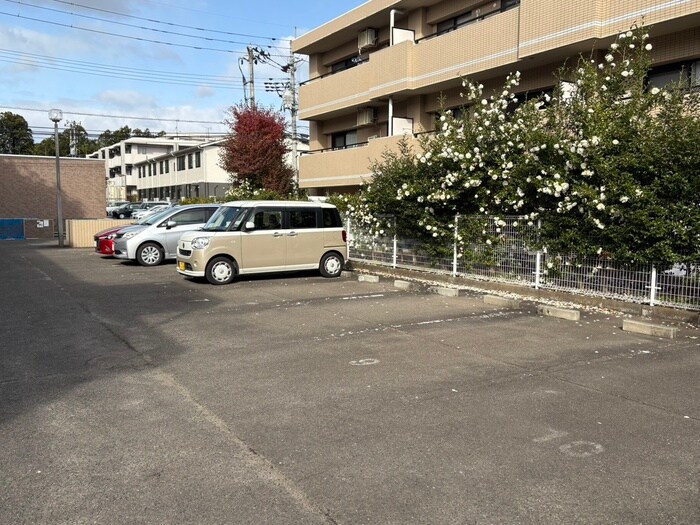 物件外観写真4　(駐車場)