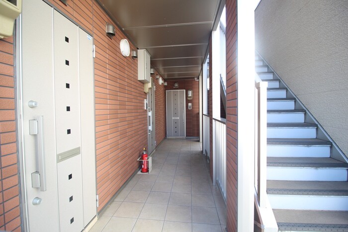 物件外観写真6　(エントランス部分)