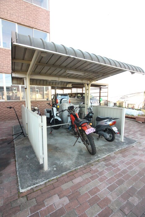 物件外観写真5　(バイク置き場)