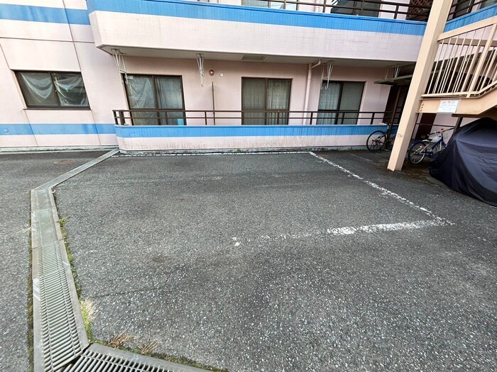 物件外観写真2　(駐車場)