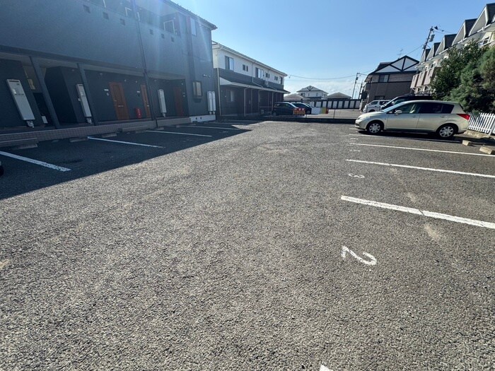 物件外観写真3　(駐車場)