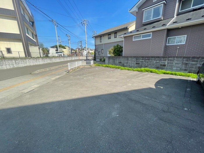 物件外観写真4　(駐車場)