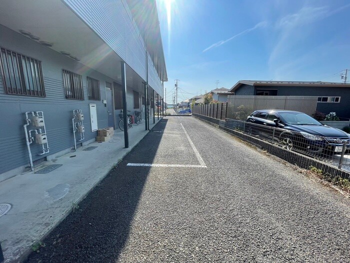 物件外観写真6　(駐車場)