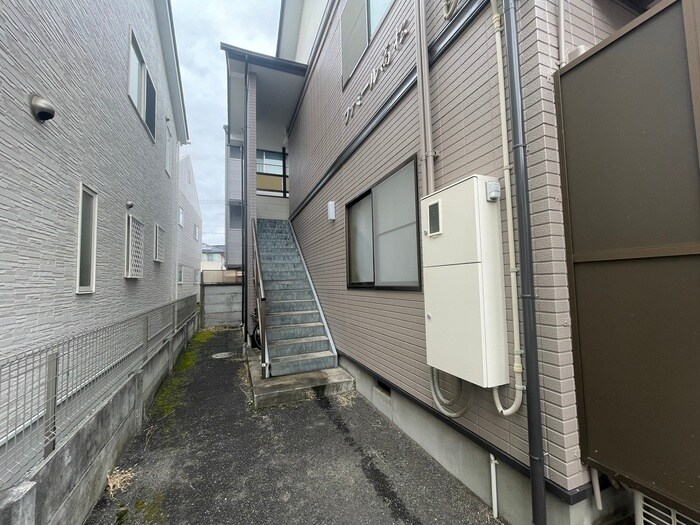 物件外観写真3　(エントランス部分)