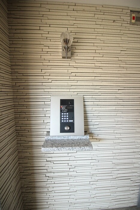 物件外観写真5　(エントランス部分)