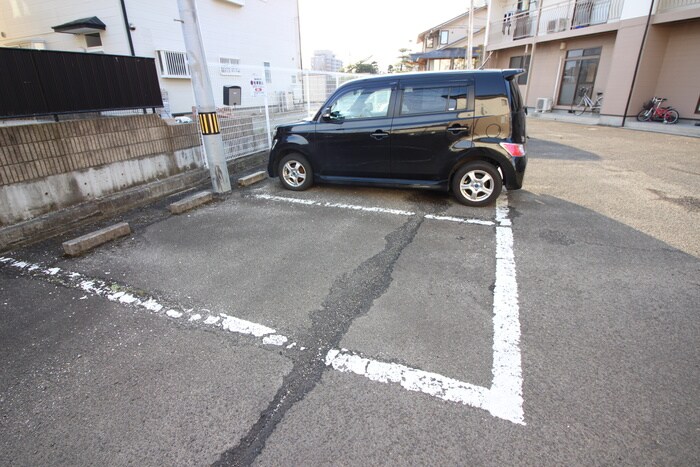 物件外観写真2　(駐車場)