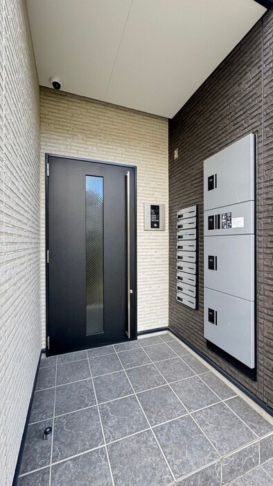 物件外観写真3　(エントランス部分)