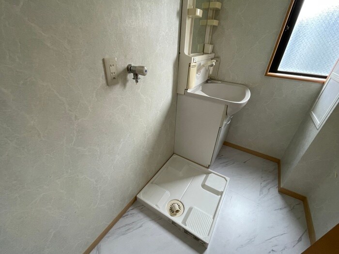 物件内観写真14　(洗濯機置場)