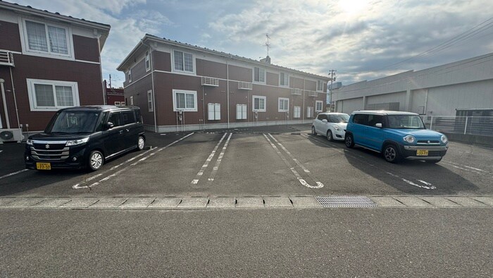 物件外観写真2　(駐車場)