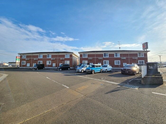 物件外観写真2　(駐車場)