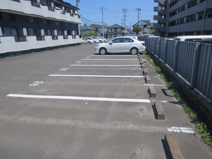 物件外観写真3　(駐車場)