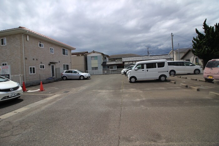 物件外観写真2　(駐車場)