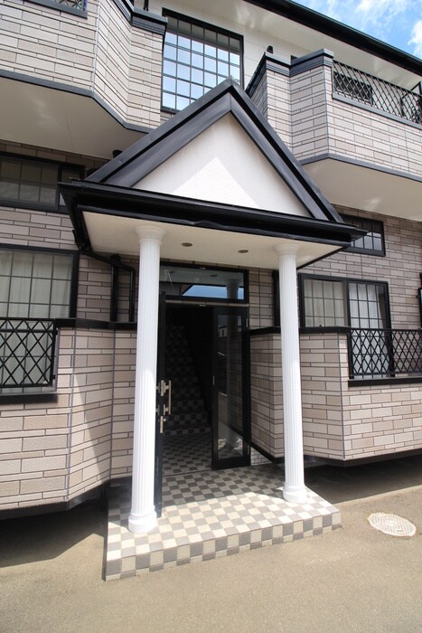 物件外観写真3　(エントランス部分)