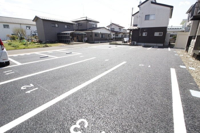物件外観写真2　(駐車場)