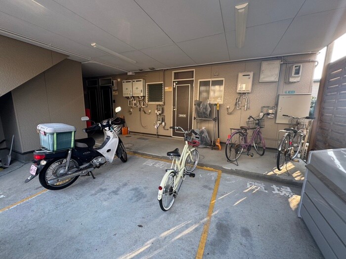 物件外観写真4　(駐輪場)