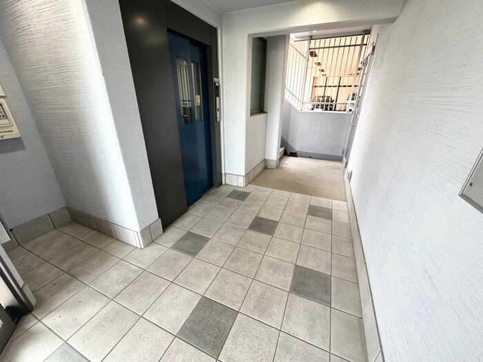 物件外観写真2　(エントランス部分)