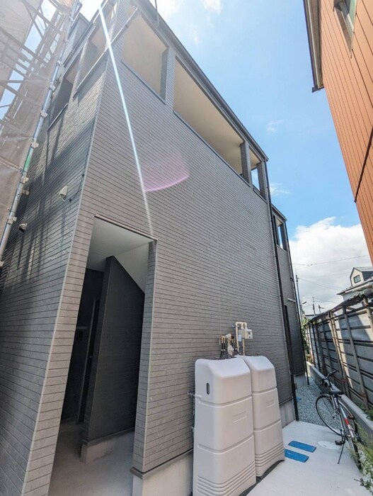 物件外観写真3　(エントランス部分)