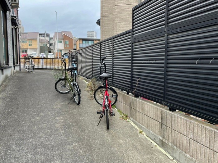 物件外観写真3　(駐輪場)
