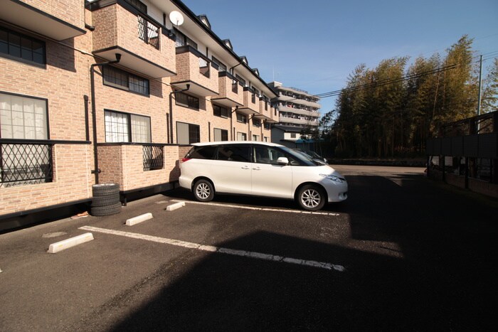 物件外観写真3　(駐車場)