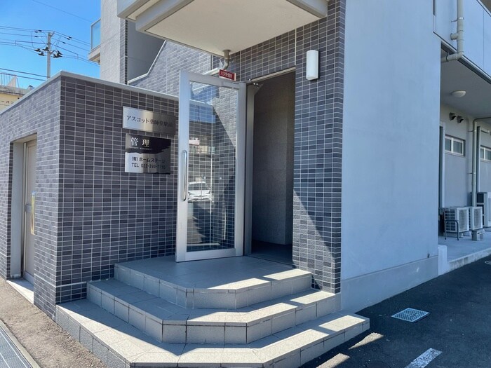 物件外観写真2　(エントランス部分)