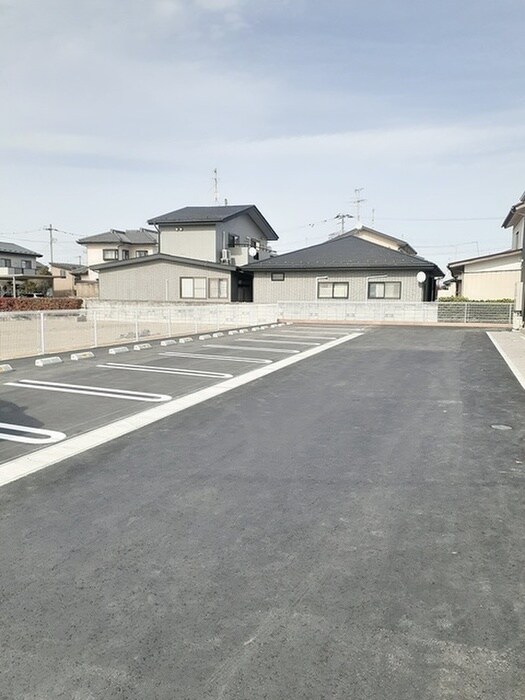 物件外観写真2　(駐車場)