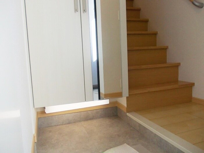 物件内観写真11　(玄関)