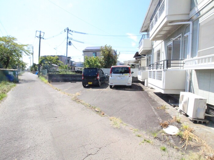 物件外観写真2　(駐車場)