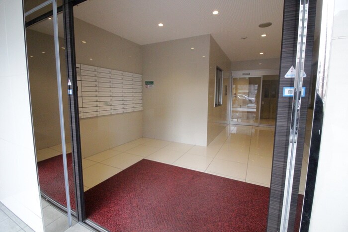 物件外観写真2　(エントランス部分)