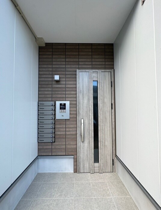 物件外観写真4　(エントランス部分)