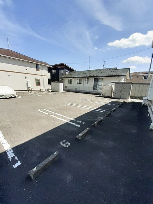 物件外観写真2　(駐車場)