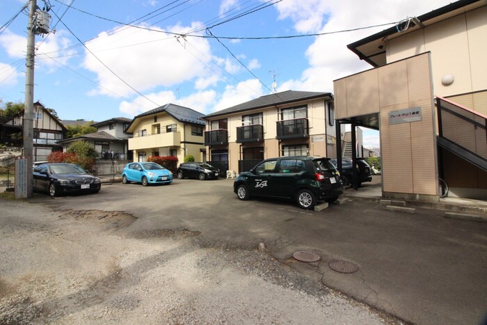 物件外観写真2　(駐車場)