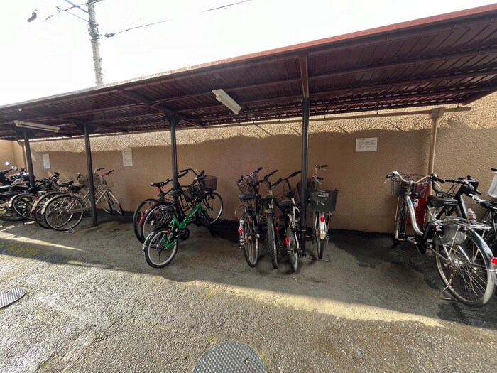 物件外観写真4　(駐輪場)