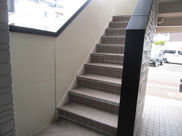 物件外観写真6　(エントランス部分)