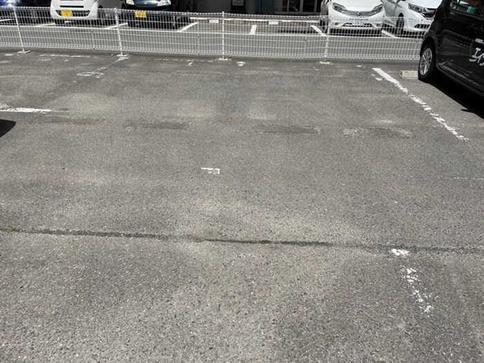 物件外観写真4　(駐車場)