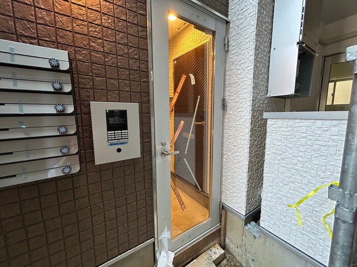 物件外観写真3　(エントランス部分)