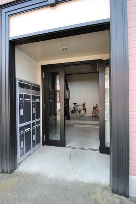 物件外観写真3　(エントランス部分)