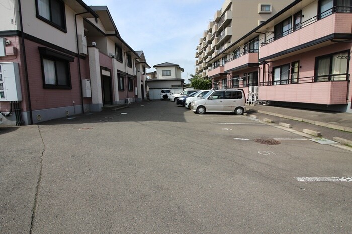 物件外観写真4　(駐車場)