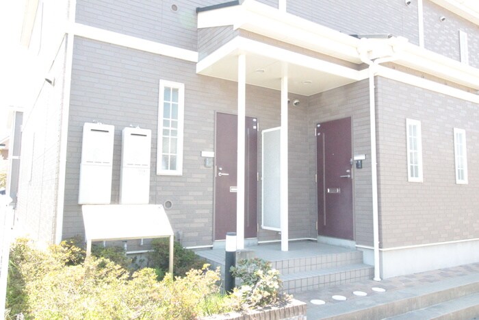 物件外観写真3　(エントランス部分)