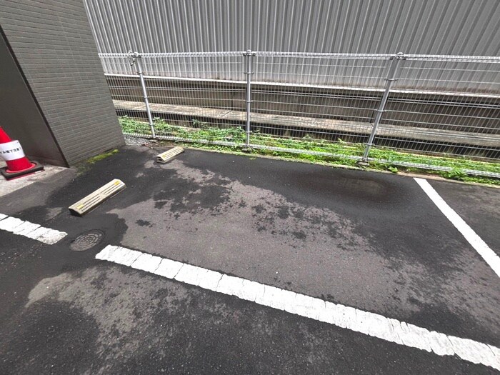 物件外観写真4　(駐車場)